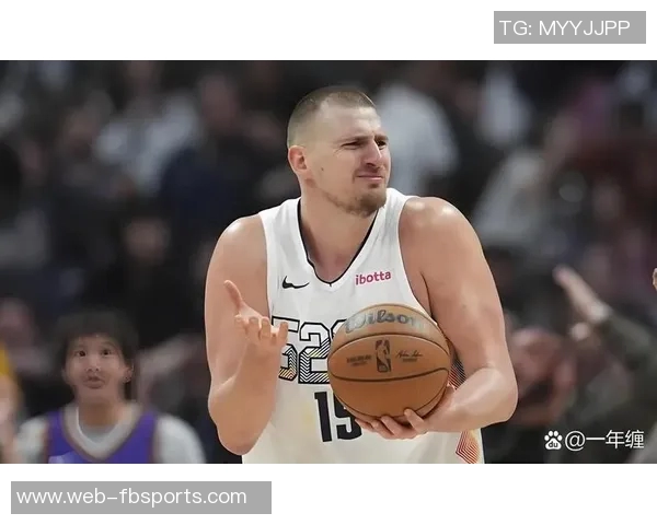 约基奇下半场状态低迷投篮命中率惨淡三分球更是颗粒无收 约基奇下半场状态低迷投篮命中率惨淡三分球更是颗粒无收