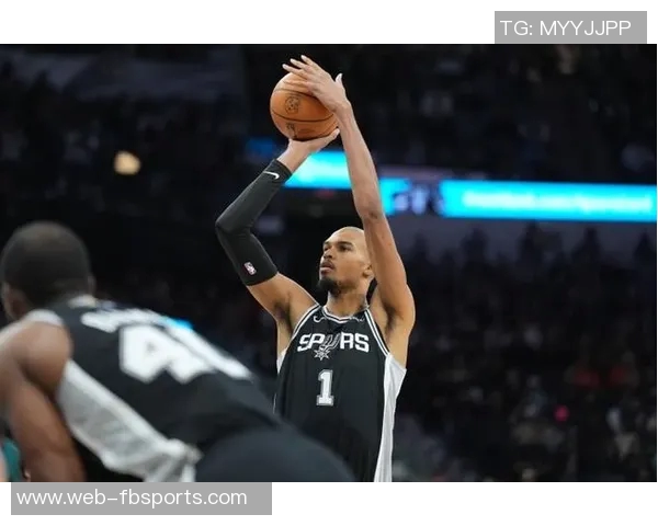 文班亚马外线表现不佳16投6中贡献16分16板三分球命中率低迷罚球失准影响球队表现